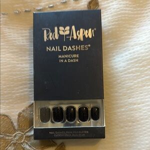 Red Aspen Nail Dashes - Black